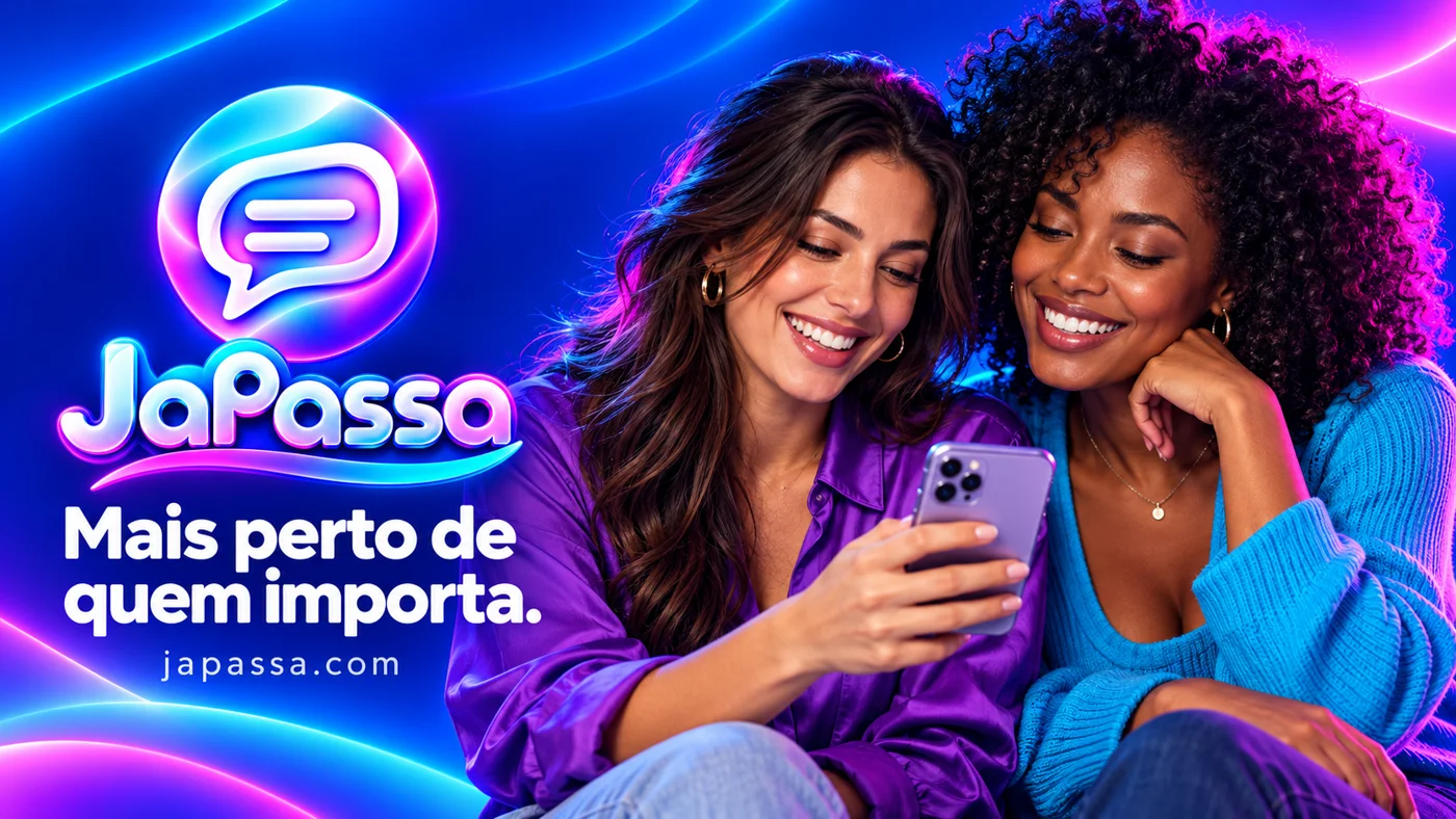 Duas amigas a sorrir enquanto veem uma conversa no telemóvel